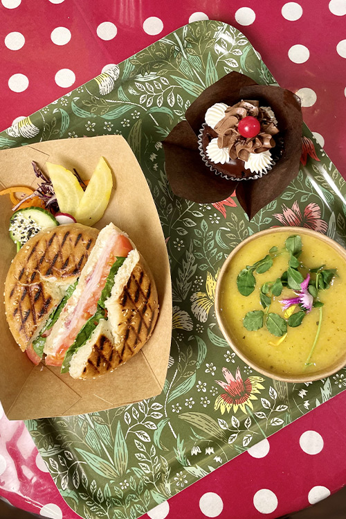 Boîte à lunch avec sandwich au jambon et fromage de chèvre Tout